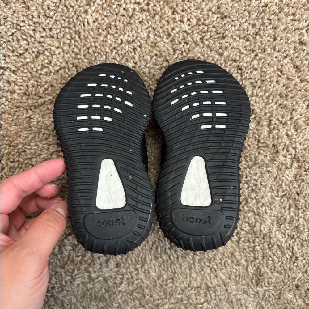 Yeezy 350 - Picture 8 of 11